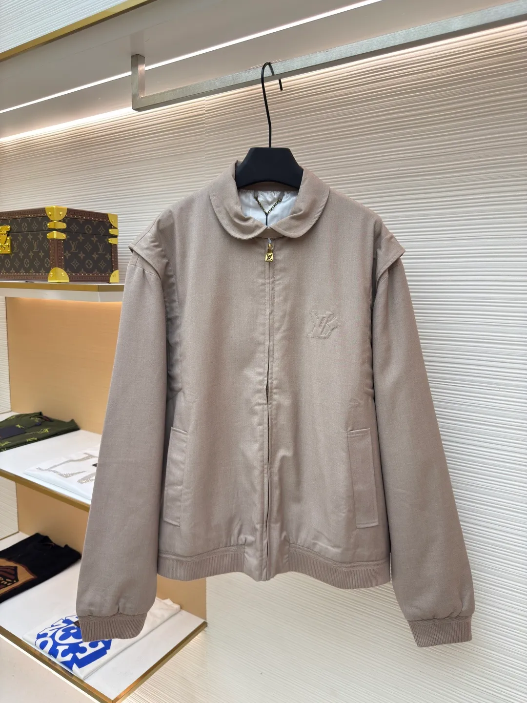 LOUIS VUITTON wool short profile stand-collar jacket ●Authentic product: Purchased and developed for 23900 ●Item number: 1680660-B90 ●Fabric: wool blended fabric ●Technology: Positioning cutting machine ●Version: fitted version ●Weight: about 970 grams ●Size: 50-52-54-56 ●Description: The sample is patterned in the same 50 yards. There is no change in the length of the garment. Custom-woven wool light-mixed twill fabric with composite treatment. Small vat custom-dyed with no color difference. Matching custom-made horizontal knitted wool rib. The opposite-sex pattern style is the same as the original. The knitted gusset on the shoulders is spliced, and the details are perfectly restored. The overall wiring is straight and delicate, the fabric is comfortable and soft, and the color is consistent without color difference. It can be matched with the same style to create a fashionable look and control various occasions. Customized accessories, complete with three standards, same style for men and women!